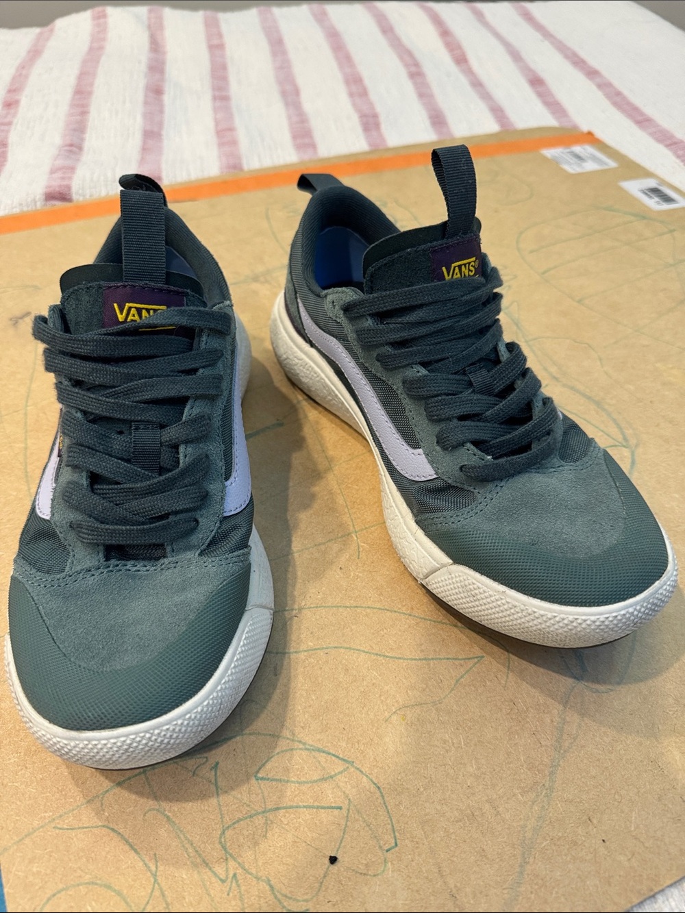 Vans Low-Top Sneakers in Teal Green and White